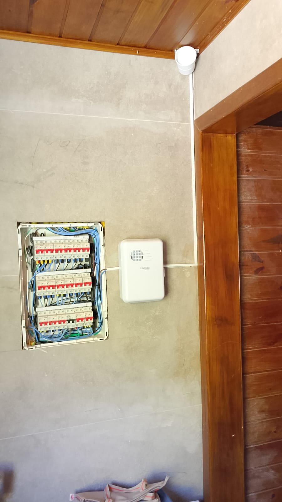 Central de alarme e sirene instaladas