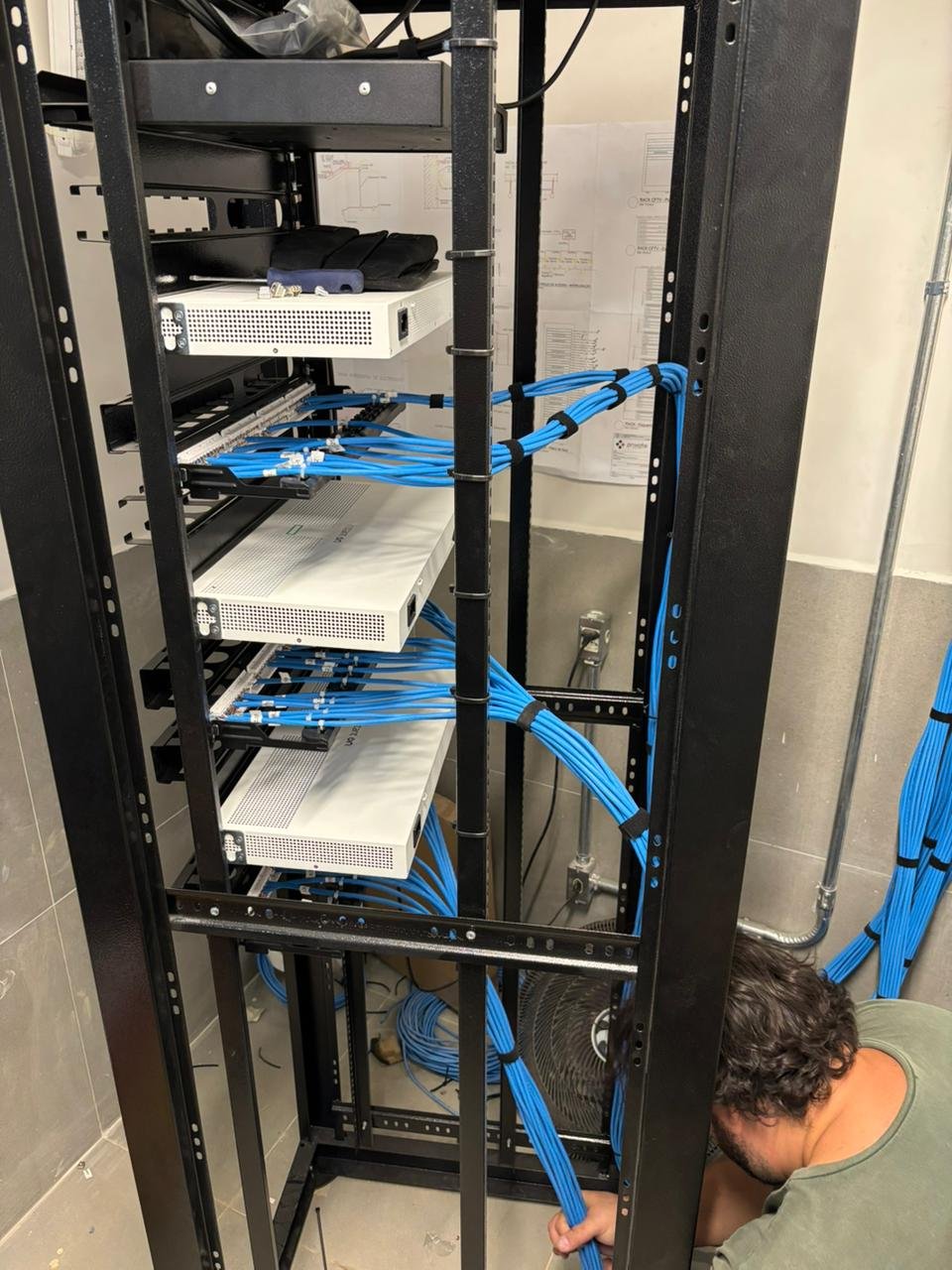 Instalação de cabos em rack